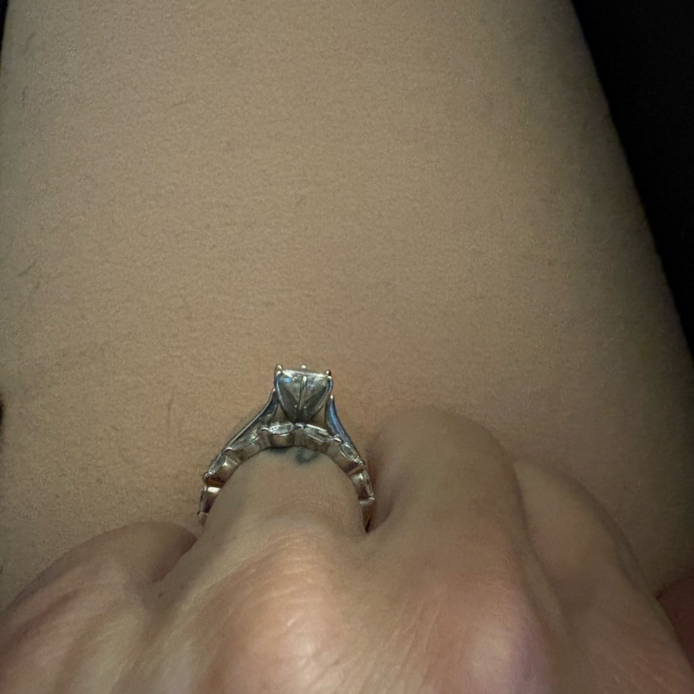 Charles & Colvard Moissanite Solitaire Ring in white gold 1ct (dew) - Picture 6 of 12